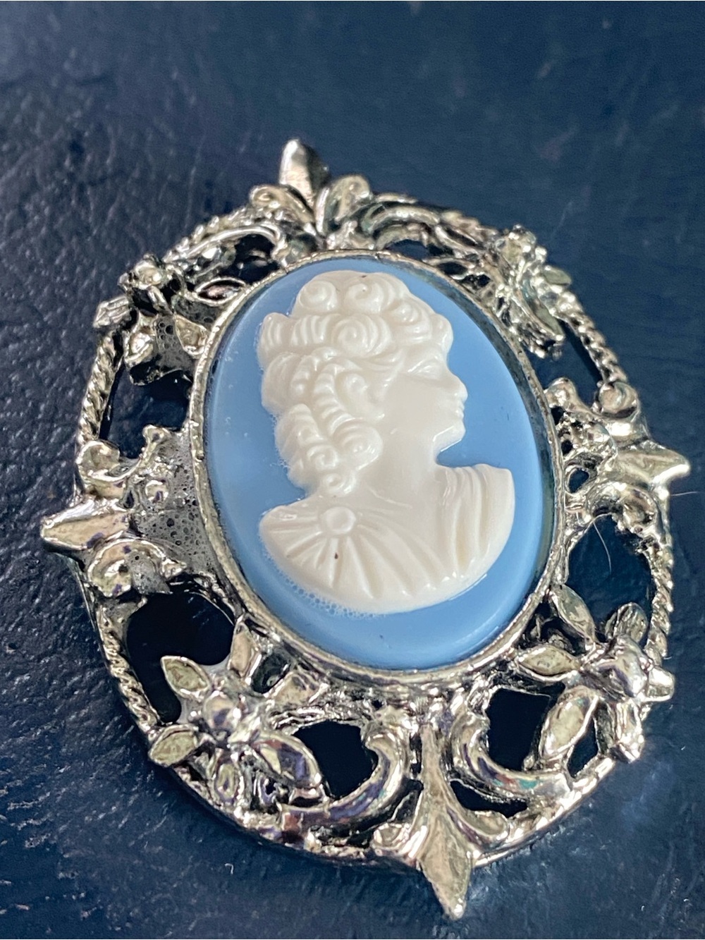 Classic Blue Cameo Pendant Brooch - Silver-Tone Pin
